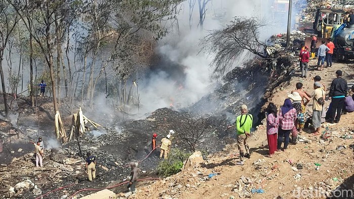 Kebakaran TPA Jatibarang, Semarang, Jumat (22/9/2023).