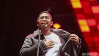Sejauh Mungkin hingga Tercipta Untukku membuat penonton bernyanyi bersama.