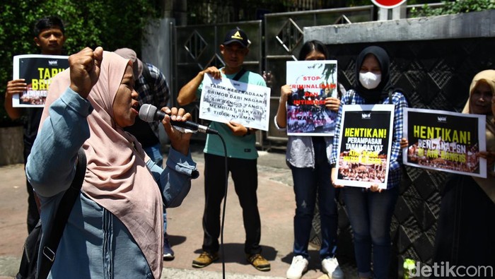 Warga Nagari Air Bangis melakukan aksi unjuk rasa di depan kantor Kemenko Marves, Jakarta, Jumat (22/9/2023).