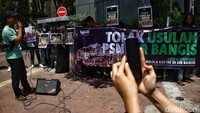 Mereka mendesak kementrian tersebut membatalkan rencana pembangunan Proyek Strategis Nasional (PSN) yang diusulkan oleh gubernur Sumbar di tanah mereka.