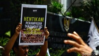 Warga Air Bangis, Sumatra Barat didampingi Wahana Lingkungan Hidup (Walhi) menggelar unjuk rasa di depan Kementerian Kordinasi Maritim dan Investasi (Kemenko Marves), Jl Thamrin, Jakarta.