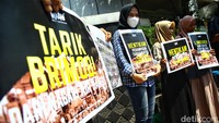 Karena dengan adanya proyek tersebut warga terancam akan kehilangan lahan yang menjadi sumber nafkah mereka.