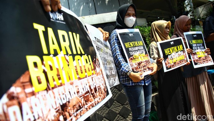 Warga Nagari Air Bangis melakukan aksi unjuk rasa di depan kantor Kemenko Marves, Jakarta, Jumat (22/9/2023).