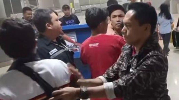 Viral petugas kapal di Pelabuhan Makassar diduga pungli.