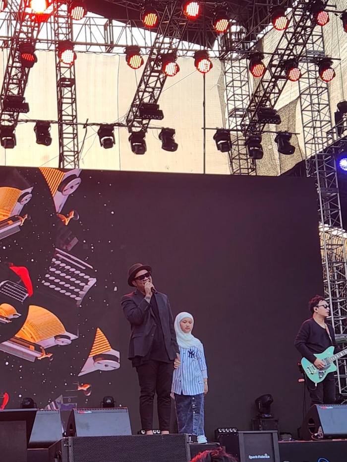 Virgoun Virgoun membawa anaknya, Starla, manggung di Pestapora 2023 dan membuat banyak orang menangis.