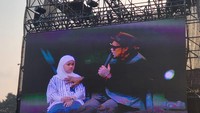 Virgoun mengajak Starla duduk di panggung. Di akhir lirik, Starla langsung memeluk Virgoun. Saat membawakan beberapa lagu lainnya termasuk Surat Cinta untuk Starla kehadiran sang putri membuat panggung dibawa kembali lebih ceria. Foto: M Iqbal Fazarullah Harahap/detikcom