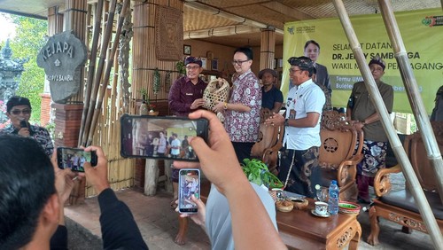 Wakil Menteri Perdagangan (Wamendag) Republik Indonesia (RI) Jerry Sambuaga saat berkunjung ke Desa Tigawasa, Kecamatan Banjar, Kabupaten Buleleng, Jumat (22/9/2023).