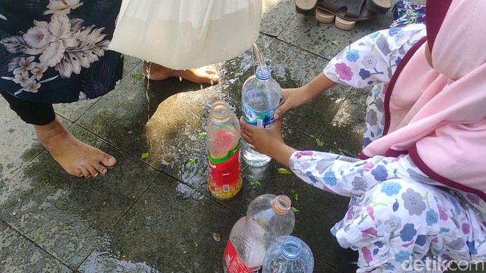 Warga berebut air dalam tradisi Siraman Panjang di Keraton Kasepuhan