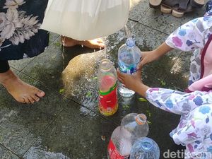 Warga Berebut Air Usai Tradisi Siraman Panjang di Keraton Kasepuhan Cirebon