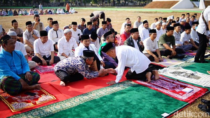 Warga dan pejabat Pemkab Subang gelar salat istisqa di Alun-alun Subang.