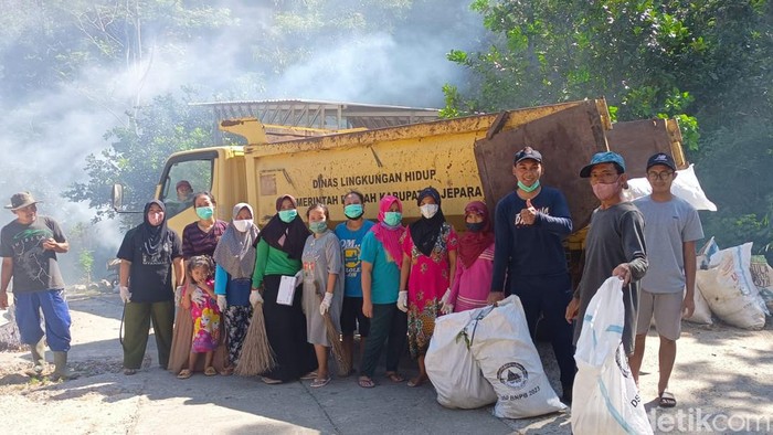Warga bersama dengan jajaran relawan bank sampah Desa Tempur Kecamatan Keling Kabupaten Jepara melakukan bersih-bersih sungai, Jumat (22/9/2023).