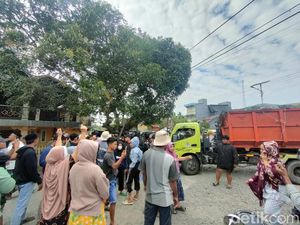 Warga di Polewali Mandar Blokade Jalan Tolak TPA Amola Difungsikan