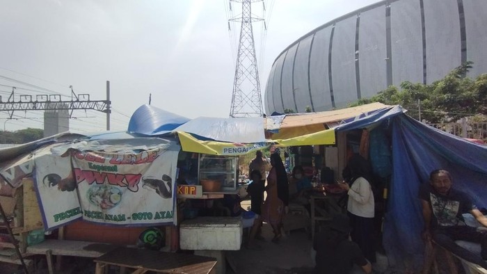 Warga Kampung Bayam bertahan di tenda dekat JIS