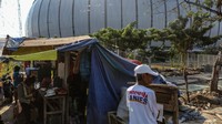 Warga Kampung Bayam diminta mengosongkan tenda yang didirikan di area sekitar Jakarta International Stadium (JIS) pada hari ini Jumat (22/9), namun, warga masih memilih bertahan dikarenakan belum mendapatkan kesepakatan untuk tempat tinggal.