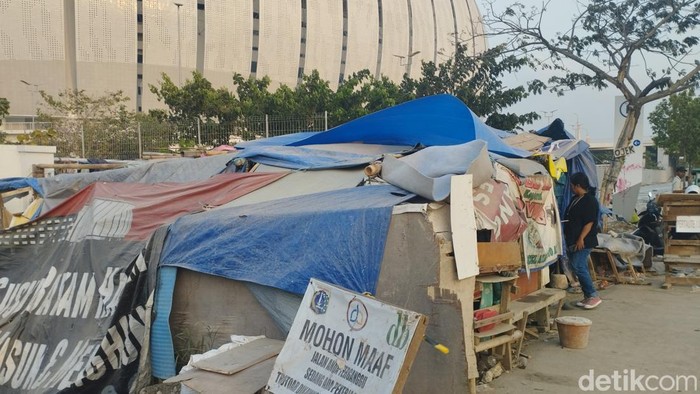 Warga Kampung Bayam masih bertahan di tenda dekat Jakarta International Stadium (JIS) meski hari ini diminta membongkar tendanya. (Brigitta Belia/detikcom)