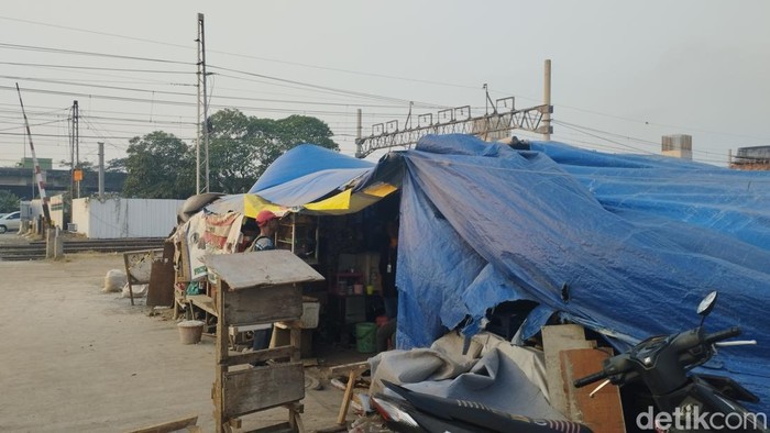 Warga Kampung Bayam masih bertahan di tenda dekat Jakarta International Stadium (JIS) meski hari ini diminta membongkar tendanya. (Brigitta Belia/detikcom)