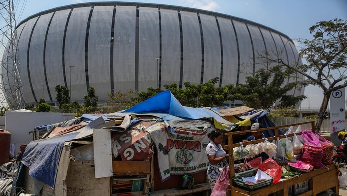 Warga melakukan aktivitas di depan tenda tempat tinggalnya di Kawasan Jakarta International Stadium (JIS), Jakarta, Jumat (22/9/2023). Warga Kampung Bayam diminta mengosongkan tenda yang didirikan di area sekitar Jakarta International Stadium (JIS) pada hari ini Jumat (22/9), namun, warga masih memilih bertahan dikarenakan belum mendapatkan kesepakatan untuk tempat tinggal. ANTARA FOTO/Asprilla Dwi Adha/foc.