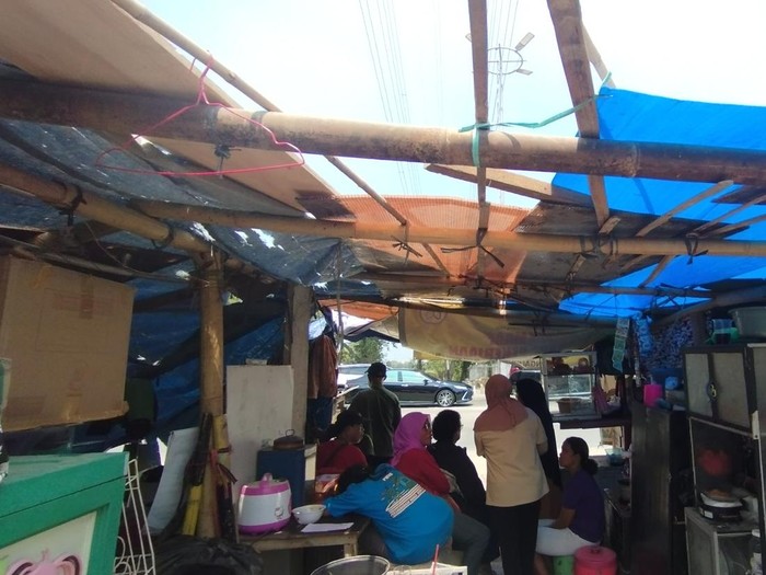 Warga Kampung Bayam tolak bongkar tenda dari area sekitar JIS (Brigitta/detikcom)