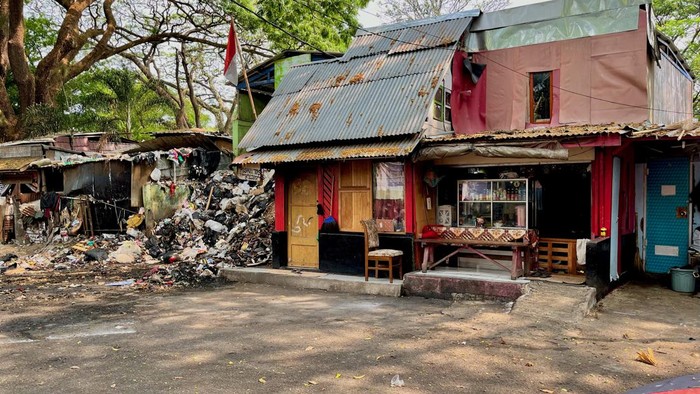 Warung Santi yang berada dekat dengan tempat pembuangan sampah.