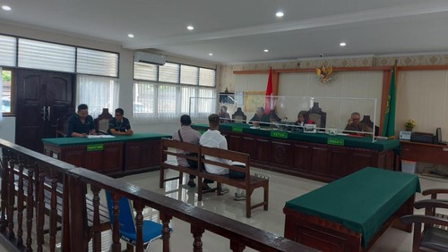 WN Inggris Adam Alexander Murray menjalani sidang tipiring di Pengadilan Negeri (PN) Denpasar. (Dok. Polda Bali)