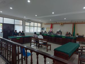 Bule Asal Inggris Disidang Tipiring Usai Dorong-Tampar Polisi, Berikut Vonisnya