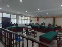 Vonis Kurungan untuk Murray Bule Inggris yang Dorong-Tampar Polisi