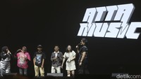 Kemudian keduanya membawakan lagu Hari Bahagia dan Berhak Bahagia. Seperti diketahui, Atta Halilintar tampil di Pestapora hari kedua pukul 18.15-19.00 WIB. Selain Atta Halilintar, penampil di Pestapora hari ke-2 yaitu Inul Daratista, Nadin Amizah, Andre Taulany and The Band, hingga Duo Maia.