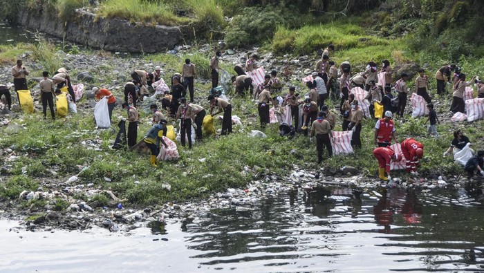 Peserta dari komunitas, organisasi dan pelajar se-Kota Tasikmalaya pungut sampah pada World Cleanup Day (WCD) di Sungai Cimulu, Kota Tasikmalaya, Jawa Barat, Sabtu (23/9/2023). Kegiatan dalam rangkaian memperingati Hari Bersih-bersih Sedunia itu untuk menyatukan jutaan sukarelawan di dunia dalam upaya mengatasi krisis sampah global sekaligus mengampanyekan bijak kelola sampah menuju Indonesia bersih. ANTARA FOTO/Adeng Bustomi/rwa.