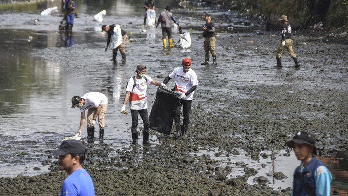 Peserta dari komunitas, organisasi dan pelajar se-Kota Tasikmalaya pungut sampah pada World Cleanup Day (WCD) di Sungai Cimulu, Kota Tasikmalaya, Jawa Barat, Sabtu (23/9/2023). Kegiatan dalam rangkaian memperingati Hari Bersih-bersih Sedunia itu untuk menyatukan jutaan sukarelawan di dunia dalam upaya mengatasi krisis sampah global sekaligus mengampanyekan bijak kelola sampah menuju Indonesia bersih. ANTARA FOTO/Adeng Bustomi/rwa.