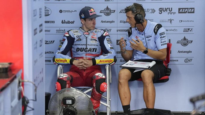 Gresini Racing MotoGP (Ducati) team rider Álex Márquez, left, is being briefed by his team member during MotoGP practice session at the Buddh International Circuit in Greater Noida, on the outskirts of New Delhi, India Friday, Sept. 22, 2023. (AP Photo/Manish Swarup)