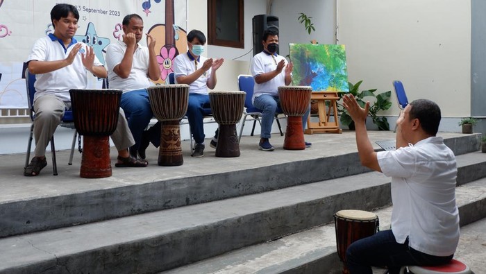 Alunan Musik Orkestra Sebagai Wujud Kebersamaan Anggota Light Ministry Orchestra (LMO) bersama para siswa Sekolah Daya Pelita Kasih (DPK) pada acara pelayanan serta pengenalan jenis-jenis alat musik di Sekolah Daya Pelita Kasih (DPK), Pasar Minggu, Jakarta, Sabtu (23/9/2023).