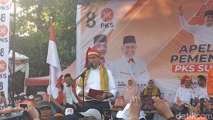 Anies saat menghadiri apel siaga dan pelantikan Dewan Pengurus Ranting (DPRa) PKS se-Sulsel.