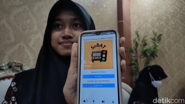 Zaun Nawa menunjukkan aplikasi SOBAT di SMA N 2 Wates, Kulon Progo, DIY, Sabtu (23/9/2023).