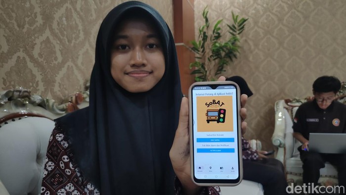 Zaun Nawa menunjukkan aplikasi SOBAT di SMA N 2 Wates, Kulon Progo, DIY, Sabtu (23/9/2023).