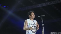 Nggak ada NOAH malam ini, malam ini temanya Peterpan, kata Ariel saat manggung. (Foto: Rifkianto Nugroho/detikcom)  