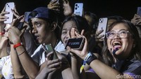 Potret fans Ariel yang bersemangat menyaksikan pria bernama akrab Boril itu. (Foto: Rifkianto Nugroho/detikcom)  