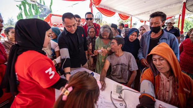 Setelah kemarin di Bulak Bandarejo, hari ini baksos kesehatan Rumah Sakit Terapung Kapal Laksamana Malahayati melayani warga Kedungcowek. Pemeriksaan kesehatan dan pengobatan gratis dilakukan di Taman Suroboyo.