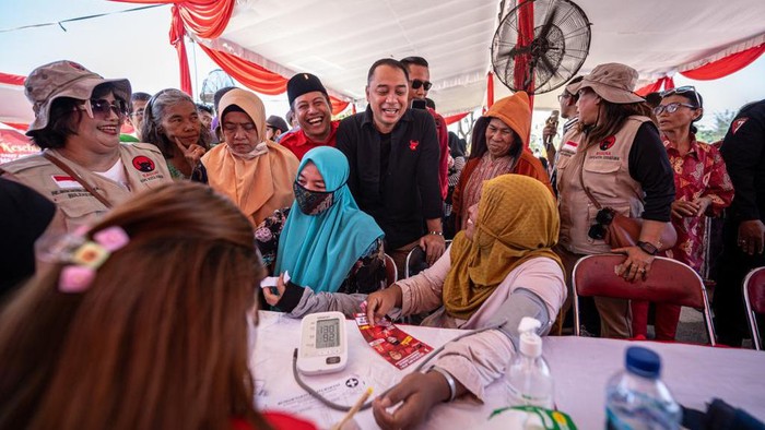 Setelah kemarin di Bulak Bandarejo, hari ini baksos kesehatan Rumah Sakit Terapung Kapal Laksamana Malahayati melayani warga Kedungcowek. Pemeriksaan kesehatan dan pengobatan gratis dilakukan di Taman Suroboyo.