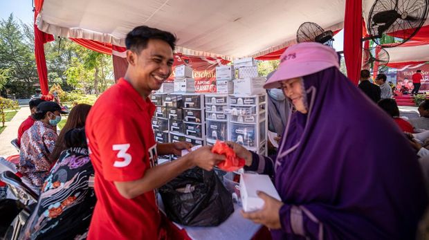 Setelah kemarin di Bulak Bandarejo, hari ini baksos kesehatan Rumah Sakit Terapung Kapal Laksamana Malahayati melayani warga Kedungcowek. Pemeriksaan kesehatan dan pengobatan gratis dilakukan di Taman Suroboyo.