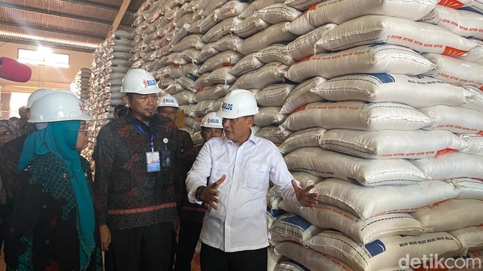Budi Waseso, Direktur Utama Perum Bulog meninjau stok beras di Gudang Bulog Kaltimtara, Balikpapan. Sabtu (23/9/2023)

(Niken Dwi Sitoningrum)