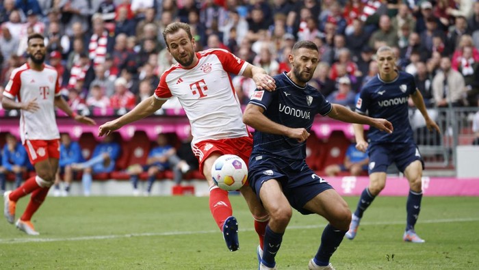 Soccer Football - Bundesliga - Bayern Munich v VfL Bochum - Allianz Arena, Munich, Germany - September 23, 2023 Bayern Munichs Harry Kane in action with VfL Bochums Ivan Ordets REUTERS/Michaela Rehle DFL REGULATIONS PROHIBIT ANY USE OF PHOTOGRAPHS AS IMAGE SEQUENCES AND/OR QUASI-VIDEO.