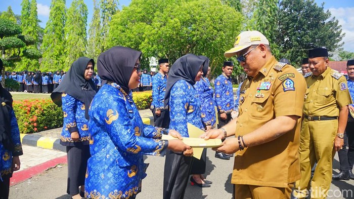 Bupati Bone Andi Fahsar Mahdin Padjalangi saat menyerahkan SK PPPK pada Senin (18/9/2023).