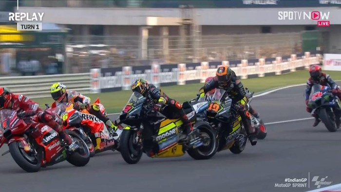 Crash Luca Marini dan Marco Bezzecchi di MotoGP India.