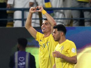 Momen Fans Al Ahli Lempar Sandal ke Arah Ronaldo