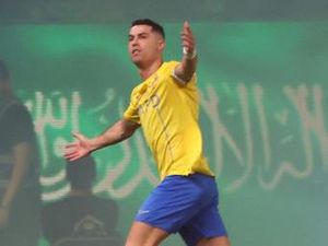 Lagi, Cristiano Ronaldo Pakai Gamis di Luar Lapangan