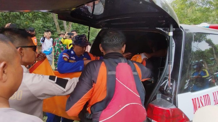 Evakuasi M Al Rizky Akbar (2), yang ditemukan meninggal dunia usai hanyut di parit. (Istimewa)