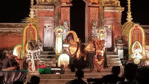 Pentas tari barong yang dimulai di area depan Pura Taman Ayun, Kecamatan Mengwi, Kabupaten Badung, Jumat (22/9/2023) malam.