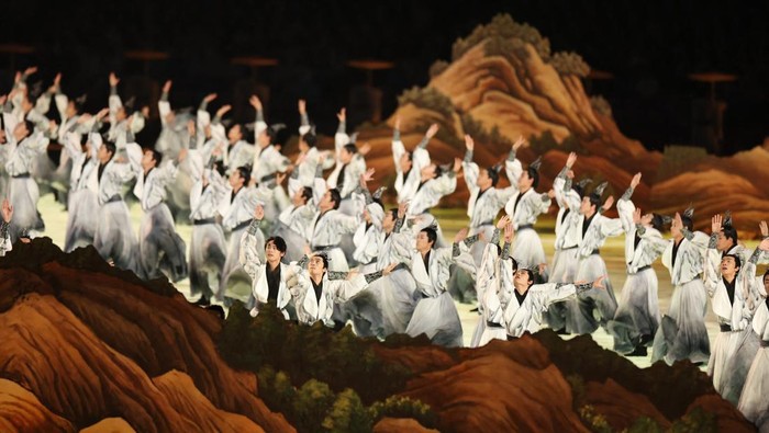 GAMES-ASIA/ Asian Games - Hangzhou 2022 - Opening Ceremony - Hangzhou Olympic Sports Center Stadium, Hangzhou, China - September 23, 2023 Performers during the Opening Ceremony REUTERS/Marko Djurica