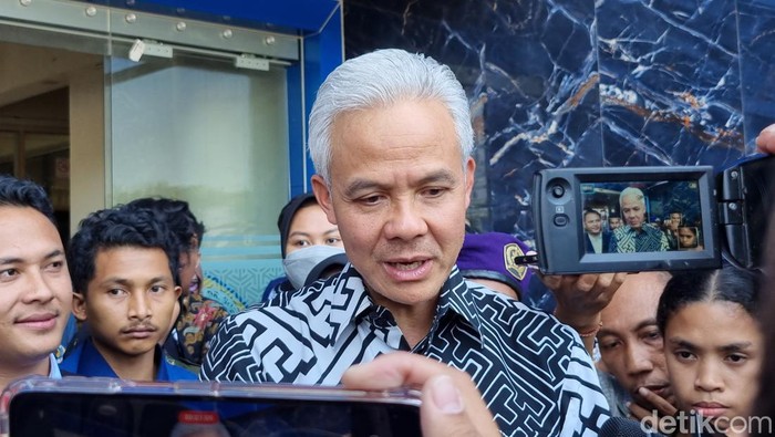 Ganjar Pranowo usai mengisi Dialog Kebangsaan dengan mahasiswa se-Jatim di Unitomo Surabaya.