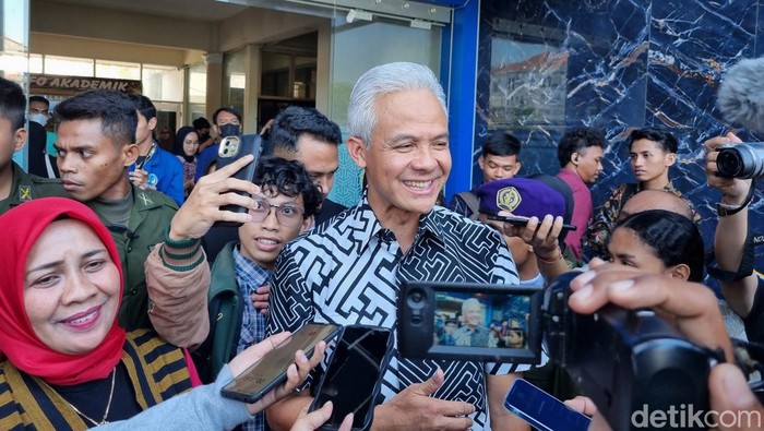 Ganjar Pranowo usai mengisi Dialog Kebangsaan dengan mahasiswa se-Jatim di Unitomo Surabaya.